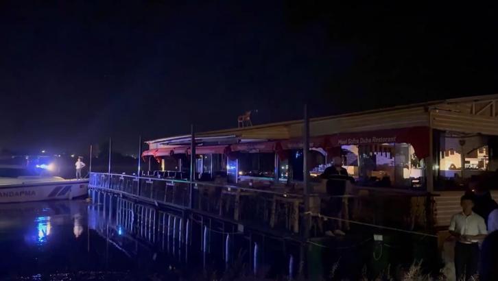 Fırat Nehri'nde duba restoranın halatının kopması paniğe neden oldu