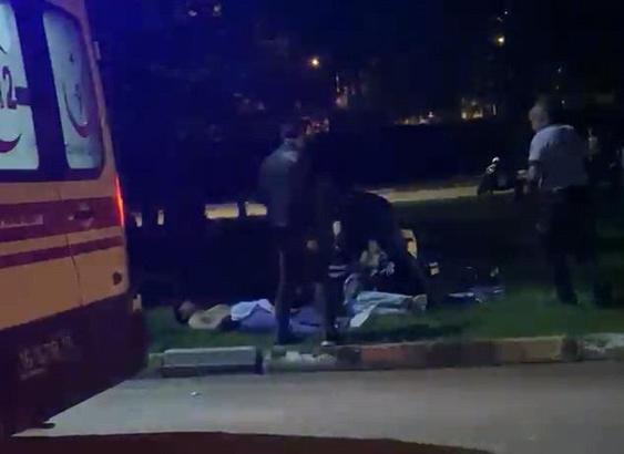 Parkta yüzlerine lazer ışığı tutun şüphelileri uyaran 2 genç, bıçaklı saldırıya uğradı: 2 yaralı