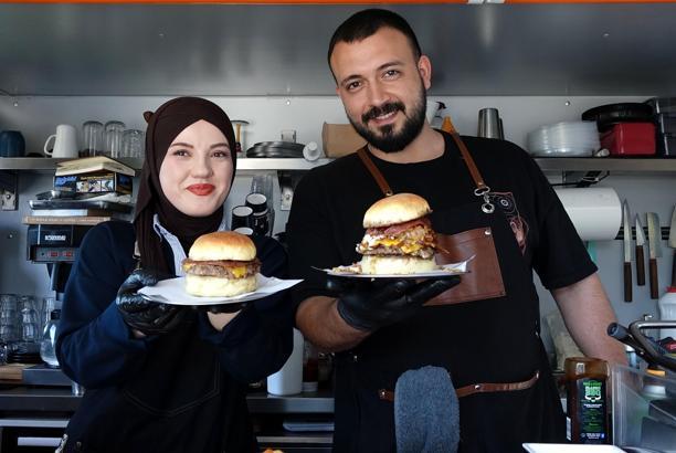 Gündüz doktor, akşam burgerci