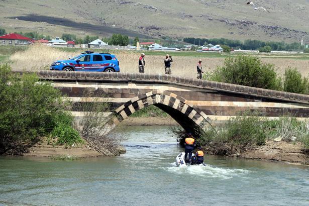 Jandarmanın botlarla dronlu inci kefali denetimini DHA görüntüledi