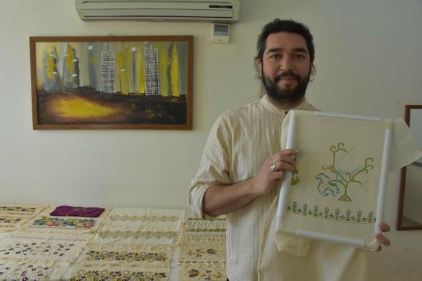 Unutulmaya yüz tutmuş geleneksel nakış işlemelerini dokuyup, geleceğe taşıyor