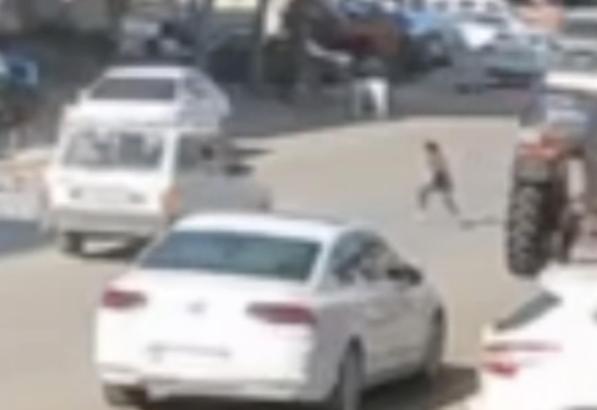 Yolun karşısına geçen çocuğa otomobil çarptı