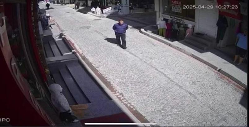 İstanbul - Fatih’te sokakta yürürken üzerine çanak anten düştü; o anlar kamerada
