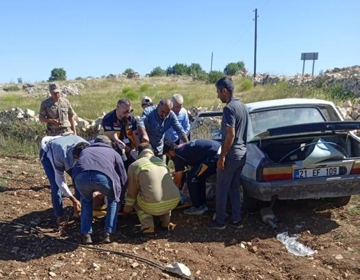 Mardin’de tarlaya devrilen otomobildeki 2 kişi yaralandı