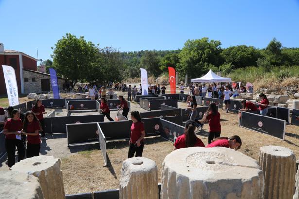 Antik kentte 'labirent oryantiring' etkinliği