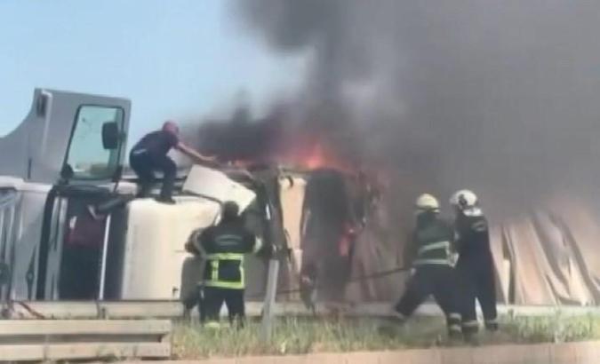 Diyarbakır’da devrilen pamuk yüklü TIR, alev alarak yandı