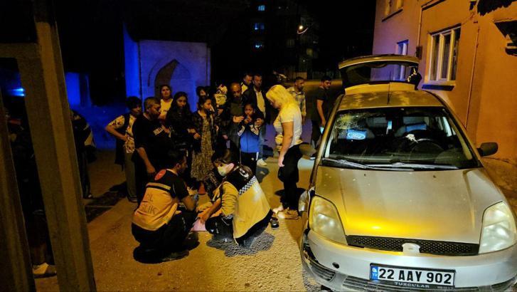 Edirne'de otomobil elektrik direğine çarptı; 2 yaralı