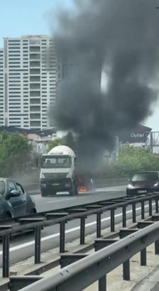 İstanbul- Basın Ekspreste alev alev yanan otomobilin sürücüsü: 'Kimsede yangın tüpü yok, olanlar da boş'