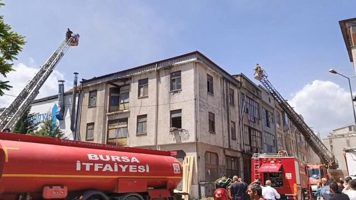 Bursa'da mobilya imalathanesinin çatısında çıkan yangın söndürüldü