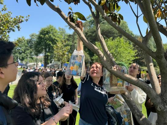 Bursa'da ağaçlara asılan kitaplar, okuyucuyla buluştu