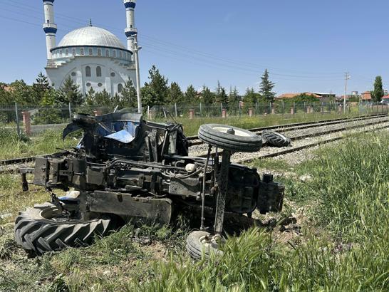 Hemzemin geçitte trenin çarptığı traktörün sürücüsü yaralandı