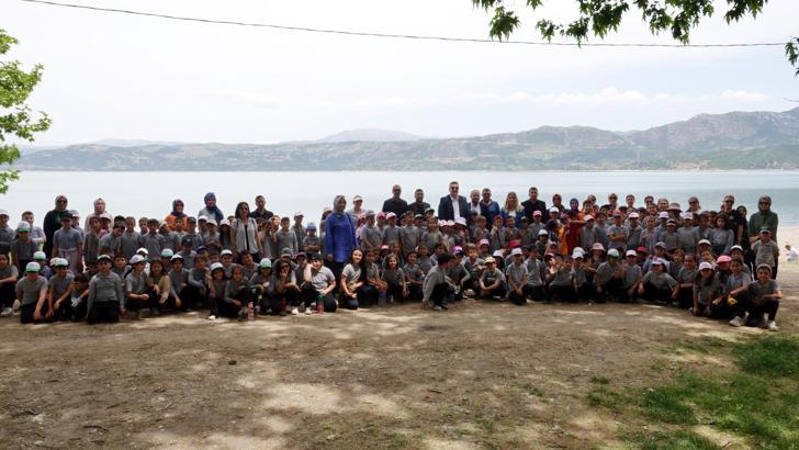 Eğirdir Gölü'nde öğrencilerden kıyı temizliği