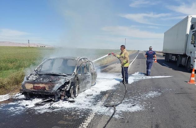 Mardin’de seyir halinde alev alan otomobil, yandı