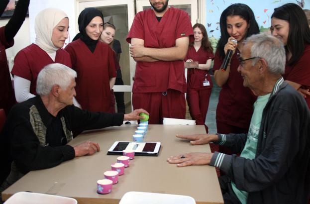 Öğrenciler ve huzurevinde yaşayanlar, teknoloji yarışmasında buluştu