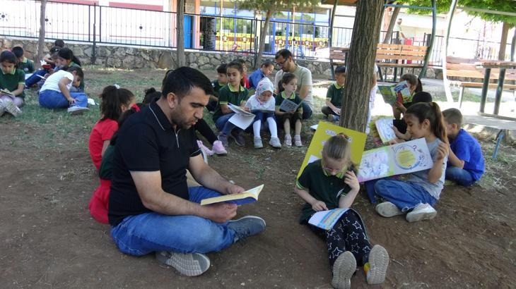 Gercüş’te öğrenciler, anne, baba ve öğretmenleriyle kitap okudu