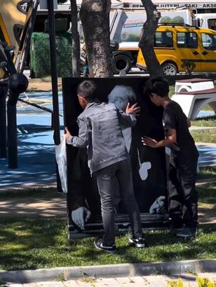 Vatandaşların Atatürk hassasiyeti kamera ile görüntülendi... İki çocuk Atatürk portresini düzelttikten sonra öptü