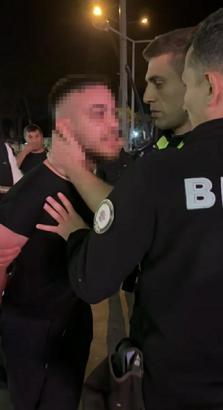 Polise direnip olay yerine çağırdığı arkadaşlarıyla hakaret eden alkollü sürücü tutuklandı