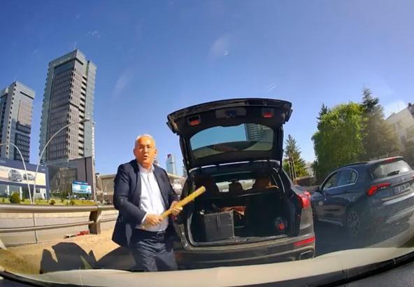Trafikte tartıştığı sürücünün üzerine beyzbol sopasıyla yürüdü; o anlar kamerada
