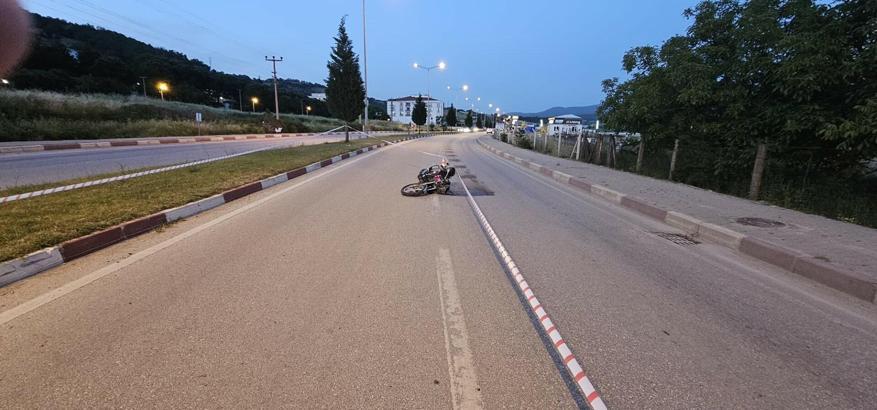 Çanakkale’de motosikletle refüjdeki trafik levhasına çarpan sürücü öldü