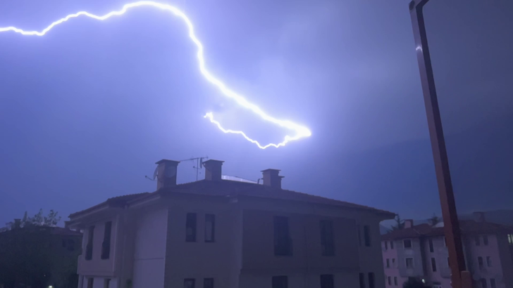 Bolu'da yıldırım düşme anları kameralarda