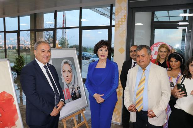 Hülya Koçyiğit, bahar şenliğinde öğrenciler ve huzurevi sakinleriyle, rol aldığı 'Gelin' filmini izledi