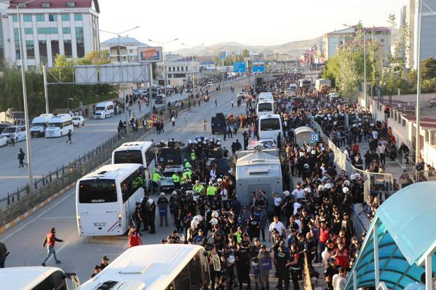 2’nci Lig Play-Off yarı final maçında Vanspor, Çimentaş Elazığ Spor'u 4-1 yendi