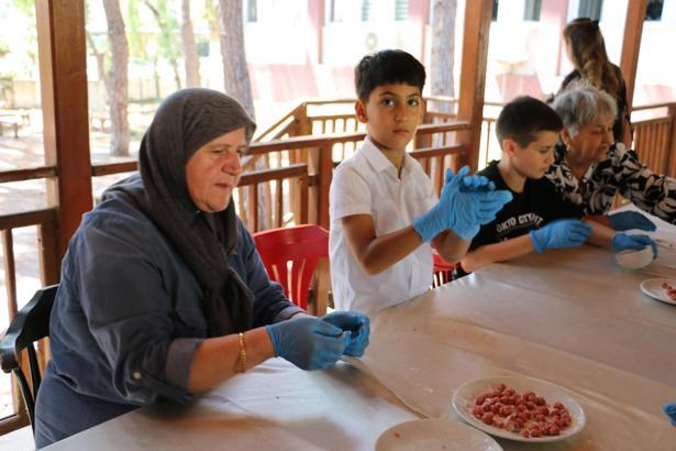 Nineler torunlarıyla çorba yaptı