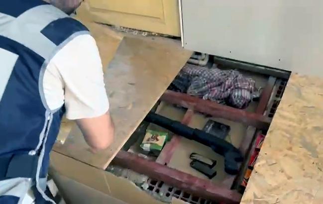 Evin sunta zeminine gizlenmiş Kalaşnikof ve 2 pompalı tüfek ele geçirildi