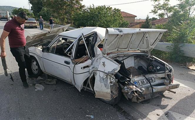 Otomobille kamyonet çarpıştı: 3 yaralı