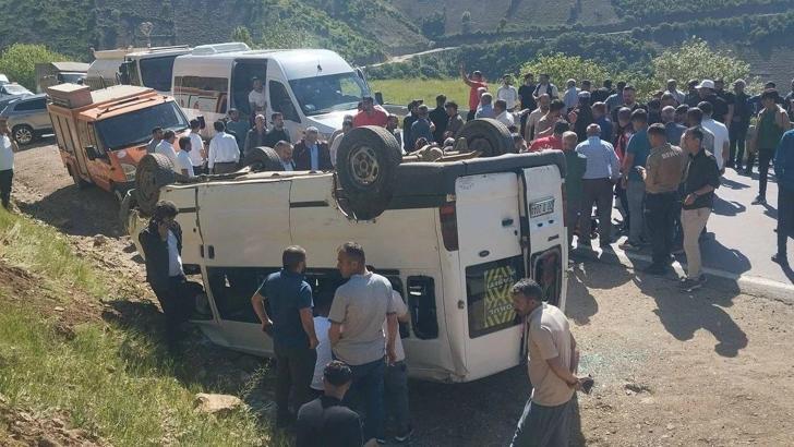 Hakkari'de servis minibüsü takla attı; 13'ü öğrenci 14 yaralı