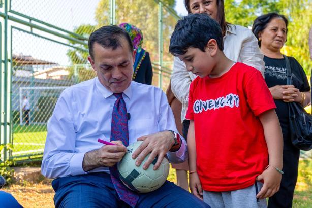 Yenişehir Belediyesi çocuklar için mahallelerde halı saha açmaya devam ediyor