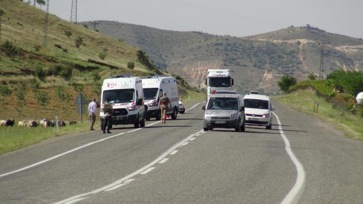 Hafif ticari araç, şarampole yuvarlandı: 1 ölü, 2 yaralı