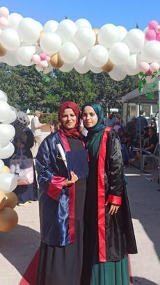 Özel gereksinimli oğlu için okula başladı, kızıyla birlikte mezun oldu