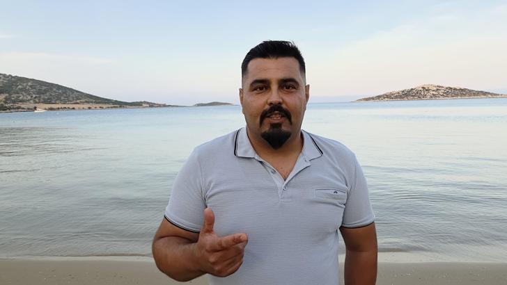 Dalgıç, yunusları eliyle besliyor