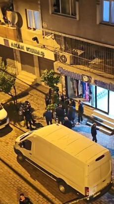 İstanbul - Zeytinburnu'nda sabah maddi hasarlı kaza yapan 2 kişi akşam birbirlerinin iş yerini kurşunladı: 4 tutuklu