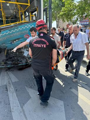 Otomobil, halk otobüsüne çarptı: 1 ölü, 8 yaralı