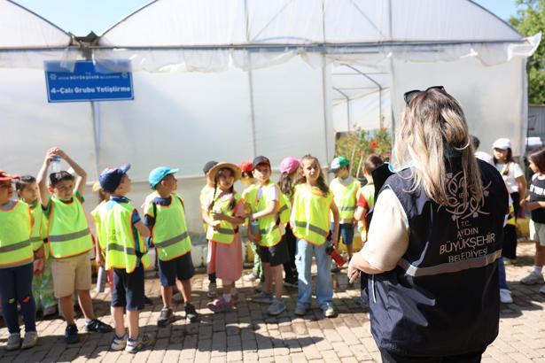 İlkokul öğrencilerine fidanlıkta ders