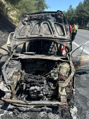 Otoyolda yanan otomobilden yükselen alevler ağaçlığa sıçradı