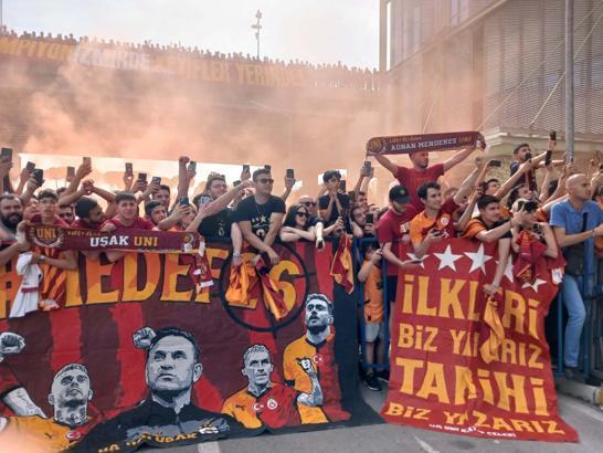 Galatasaray'a İzmir'de coşkulu karşılama / Fotoğraflar