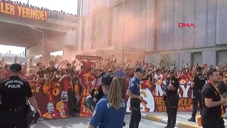 Galatasaray'a İzmir'de coşkulu karşılama