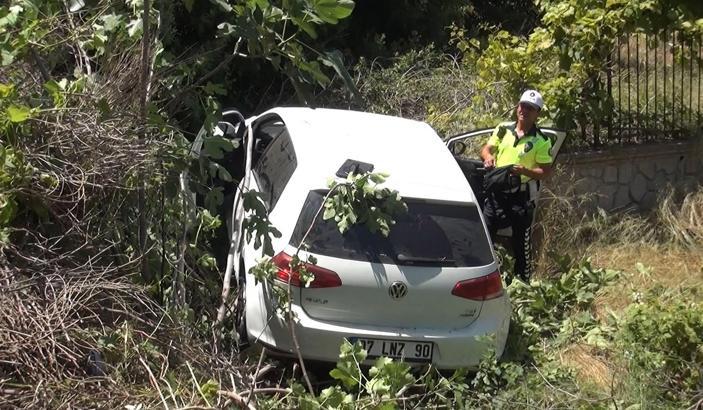 Otomobil bahçeye girdi: 1 yaralı