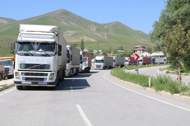 Türkiye-İran sınırında 3 kilometrelik TIR kuyruğu