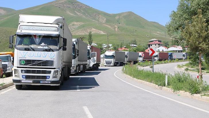 Türkiye-İran sınırında 3 kilometrelik TIR kuyruğu