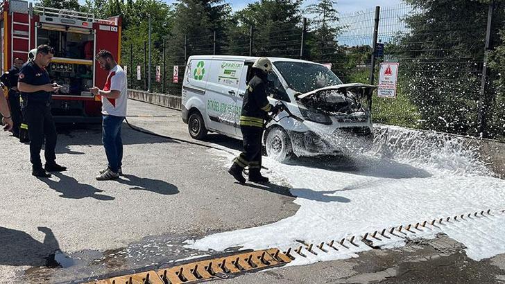 Gebze'de bitkisel yağ yüklü minibüs yandı