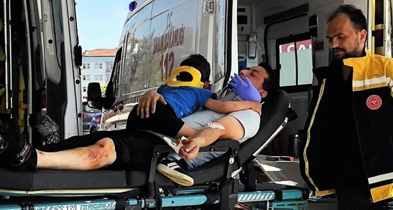 Sağlıkçılar, kazada yaralanan Ömer'e eldivenden balon yaptı