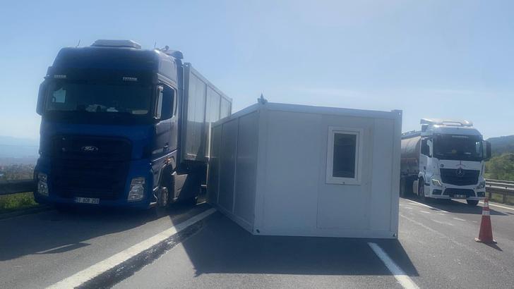 Bolu'da 4 TIR zincirleme kazaya karıştı; 2 yaralı