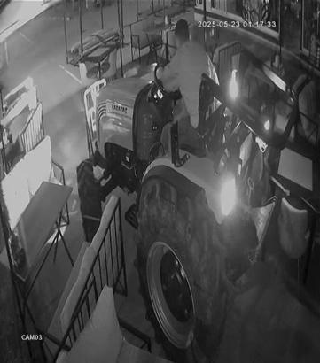 Traktörle kafeye girip, tur attı; o anlar kamerada