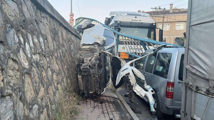 Otomobil, 3 metreden yan sokağa düştü; yaralanan olmadı