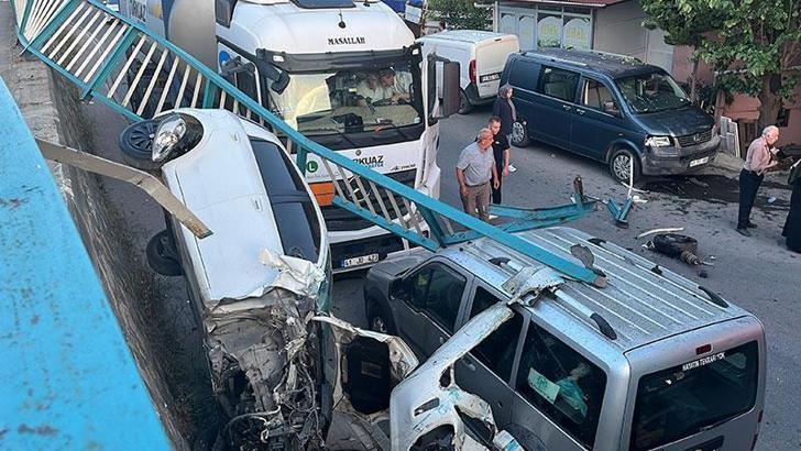 Otomobil, 3 metreden yan sokağa düştü; yaralanan olmadı