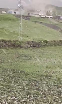 Kars'ta kuvvetli rüzgar çatıları uçurdu; o anlar kamerada